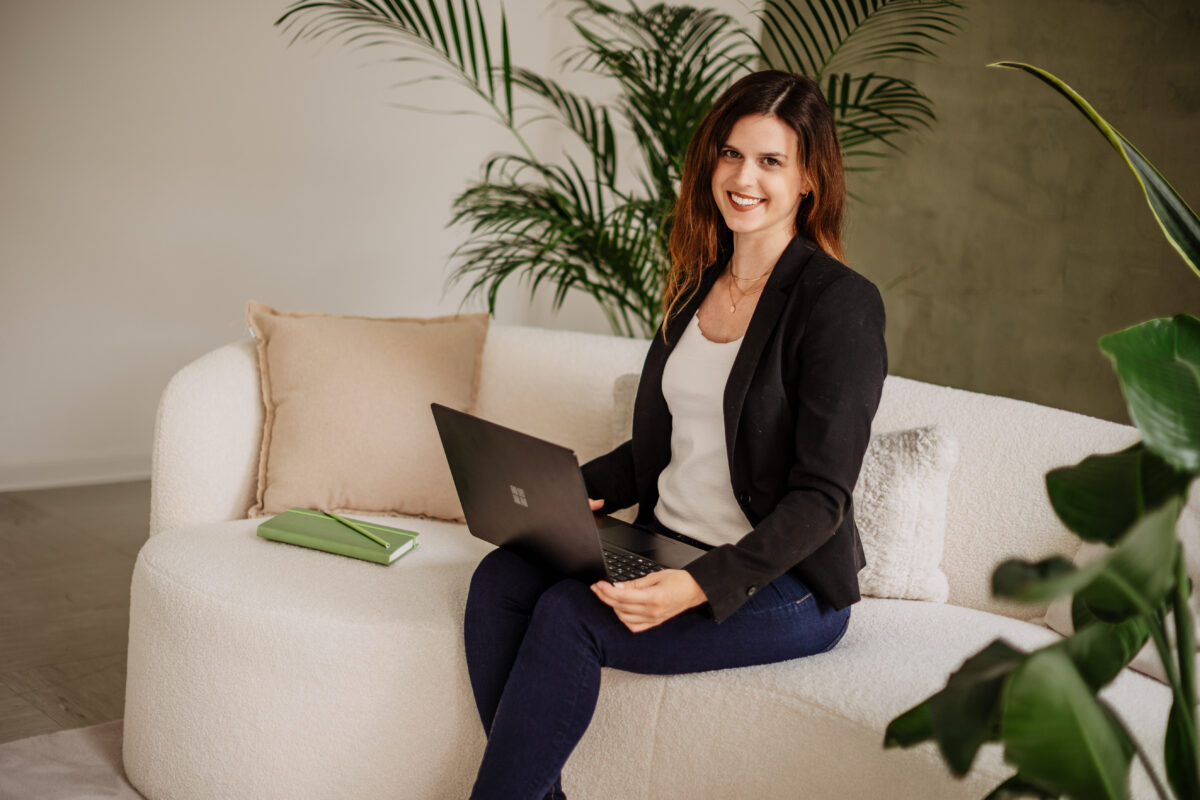 Dani Kaiser am Laptop bei der Arbeit an der SEO-Strategie einer Kundin
