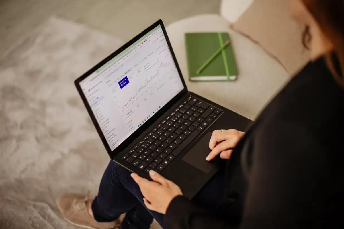 Laptop mit Website-Statistik auf dem Schoß