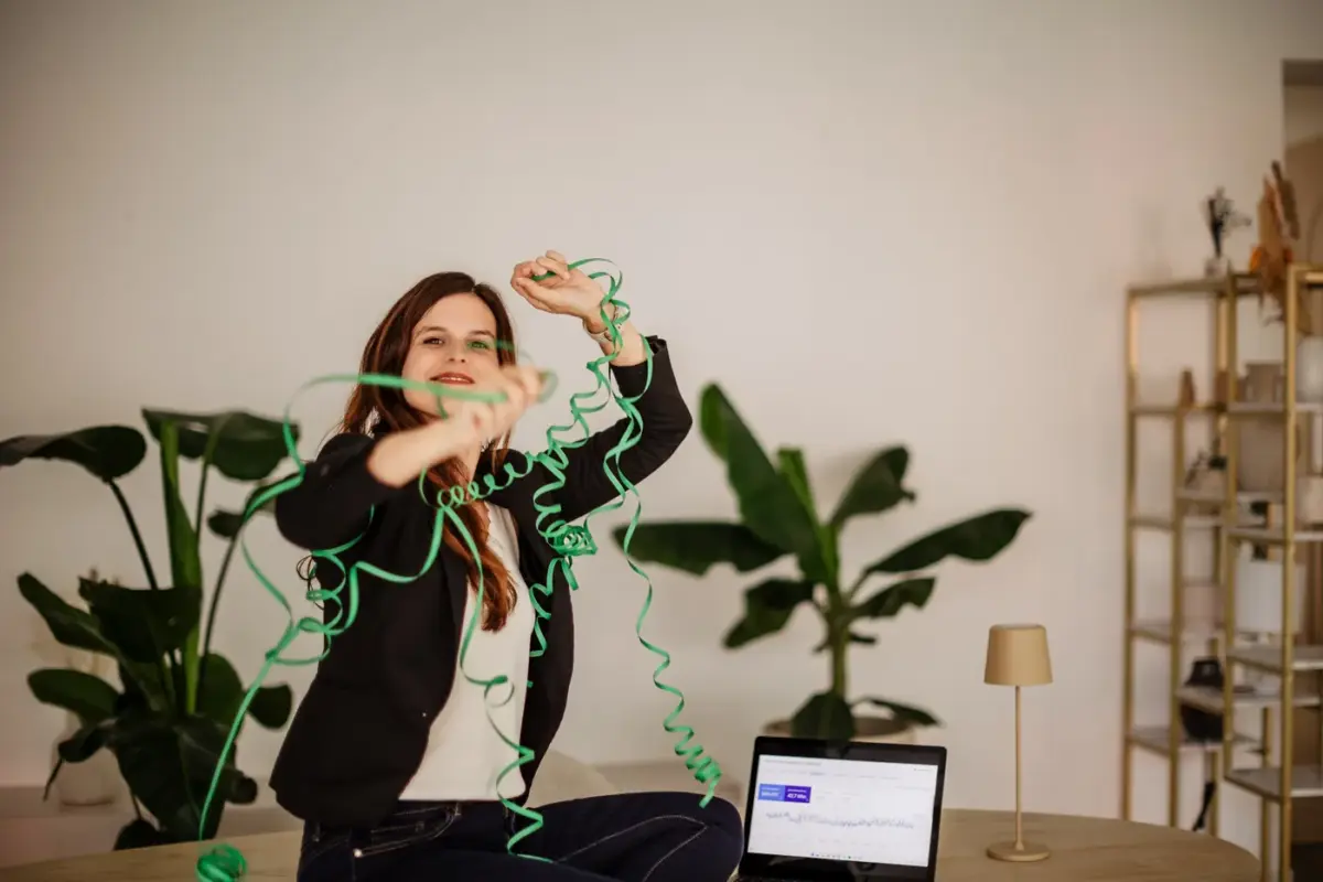 Dani Kaiser mit Luftschlangen am Laptop